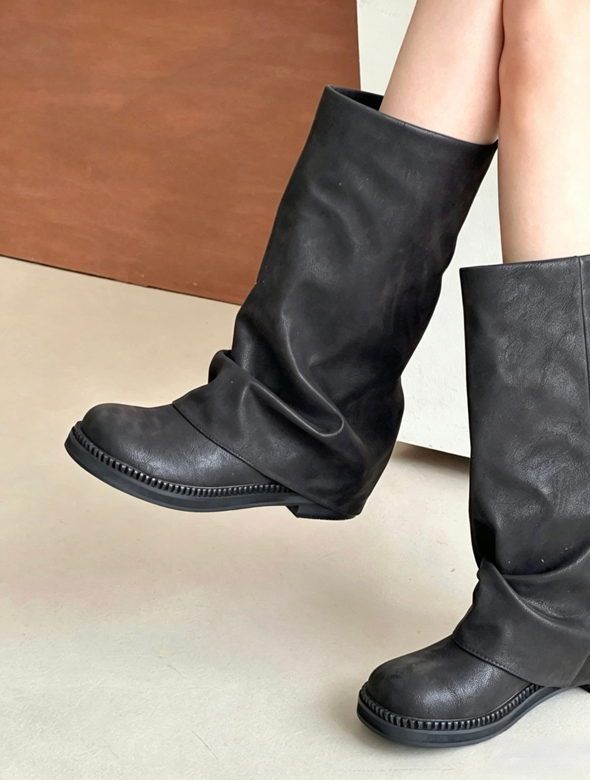 Slouchy Cylinder Mid Boots