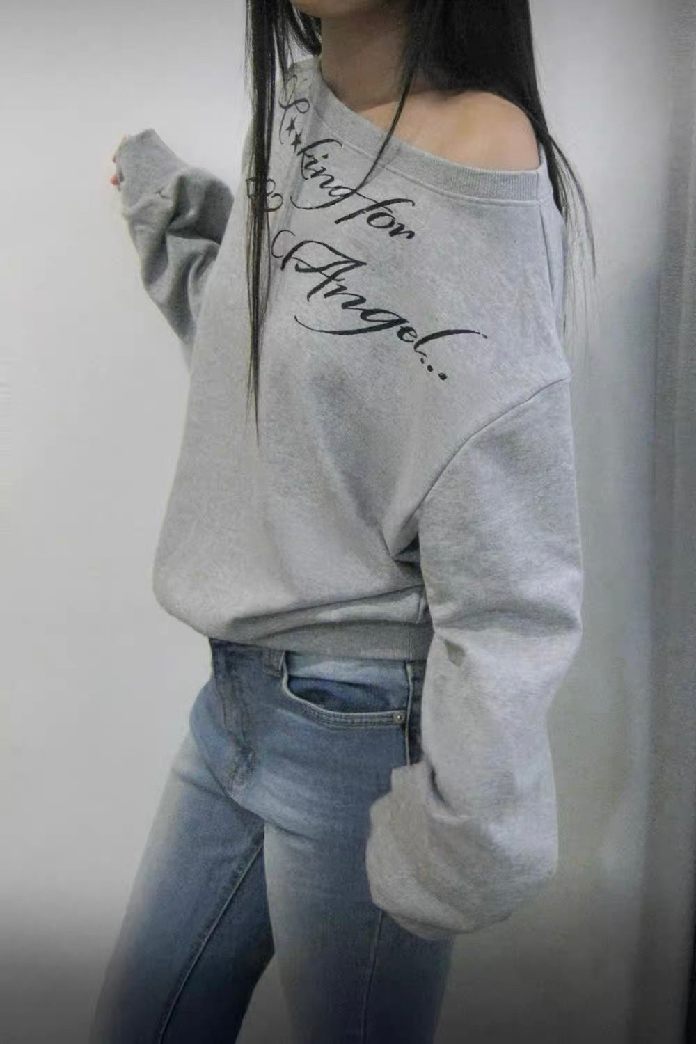 222 Off-shoulder sweatshirt