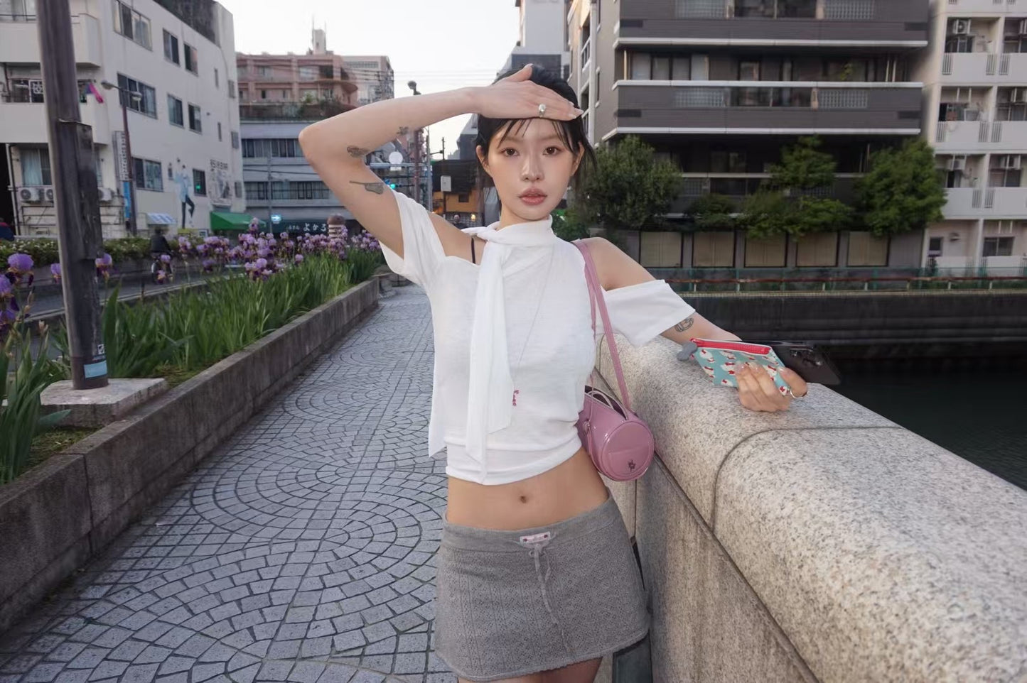 露肩系帶圍巾短袖T恤