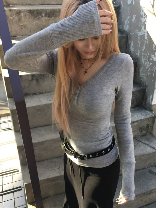 V-neck fitted thin top