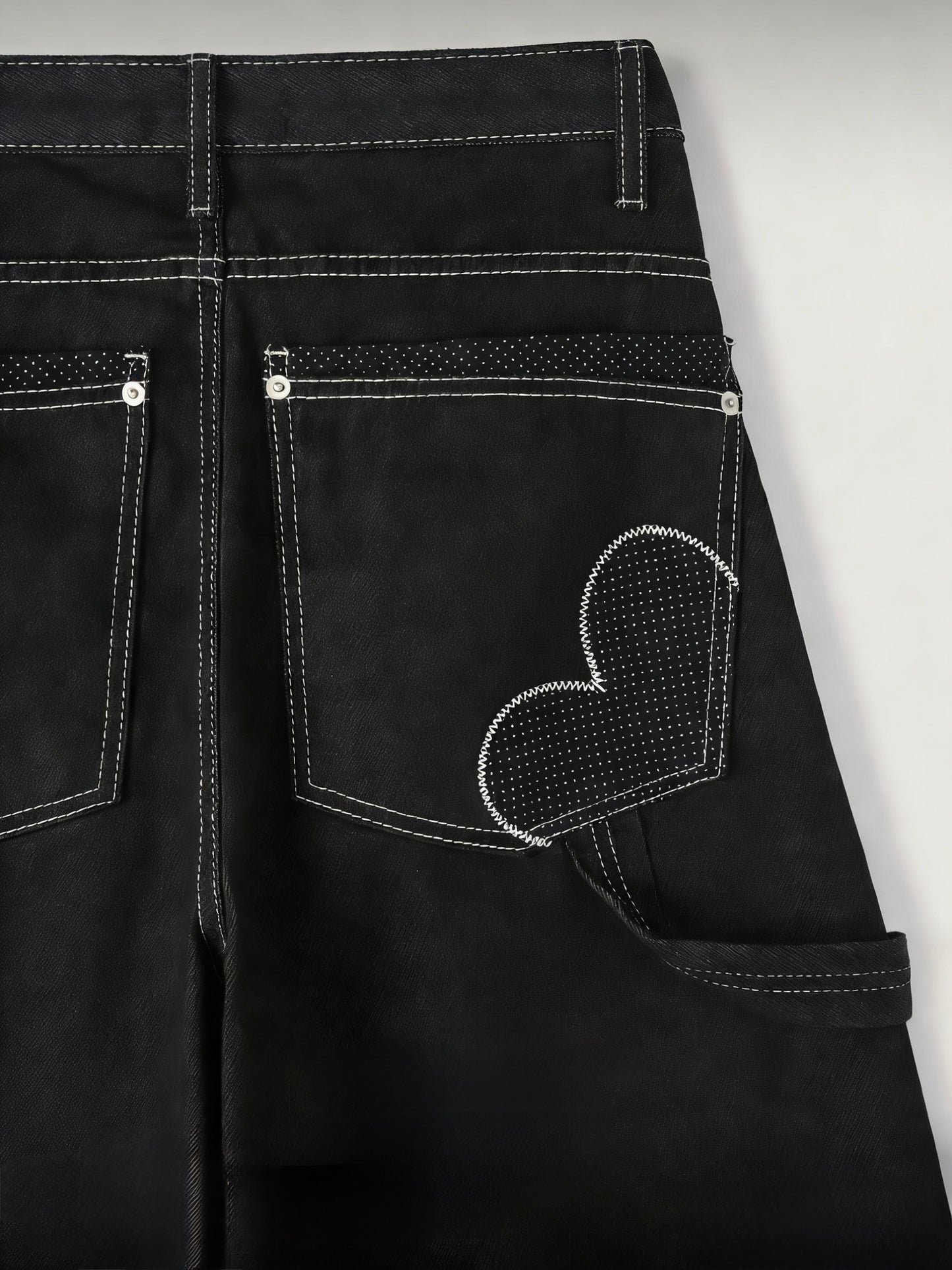Heart Pocket Curved Jeans