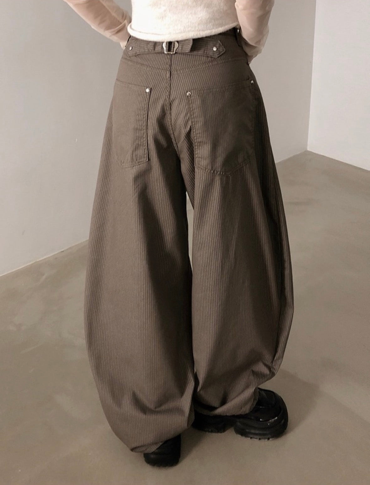 Buckle Stripe Curved Pants