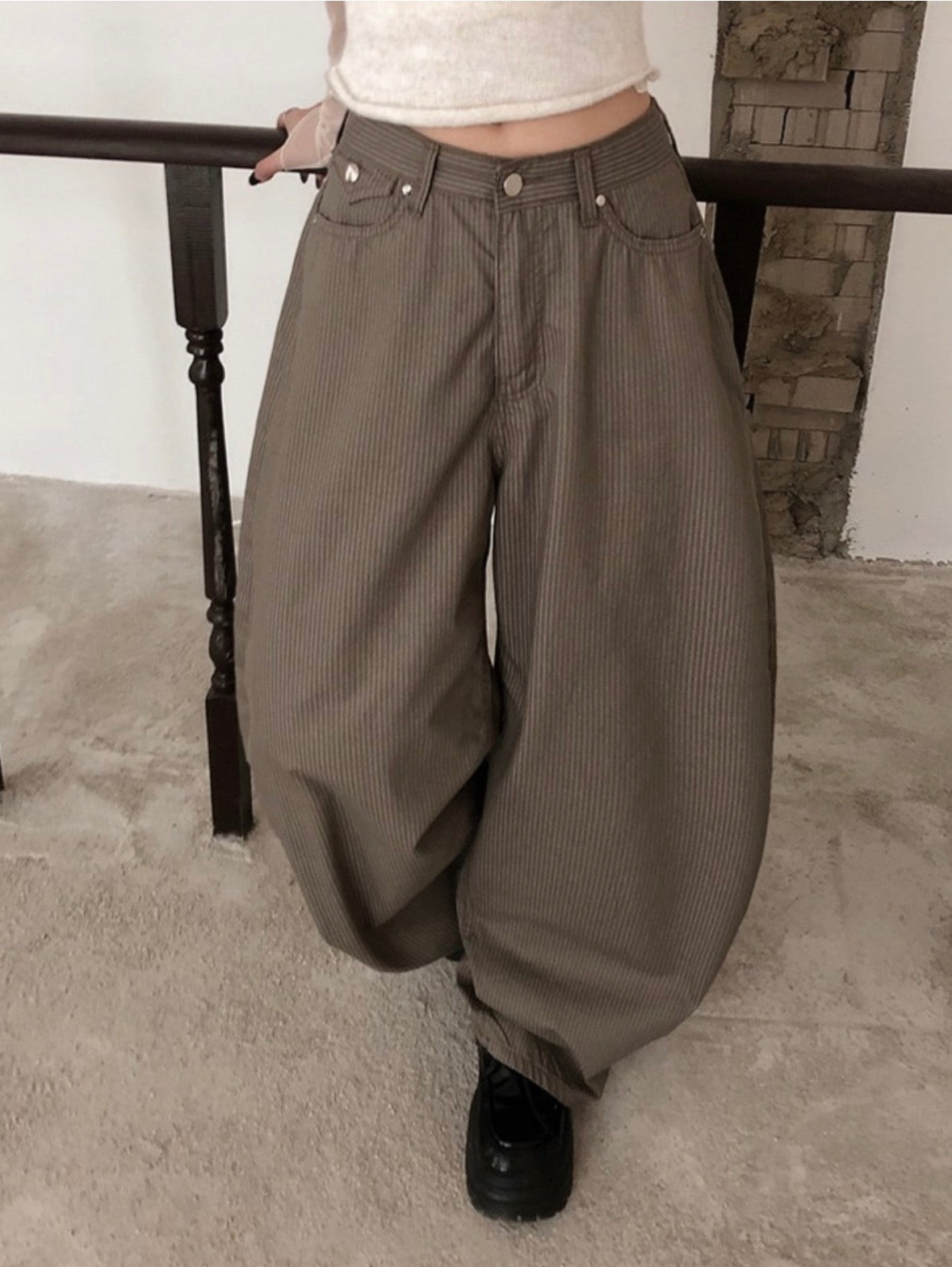 Buckle Stripe Curved Pants