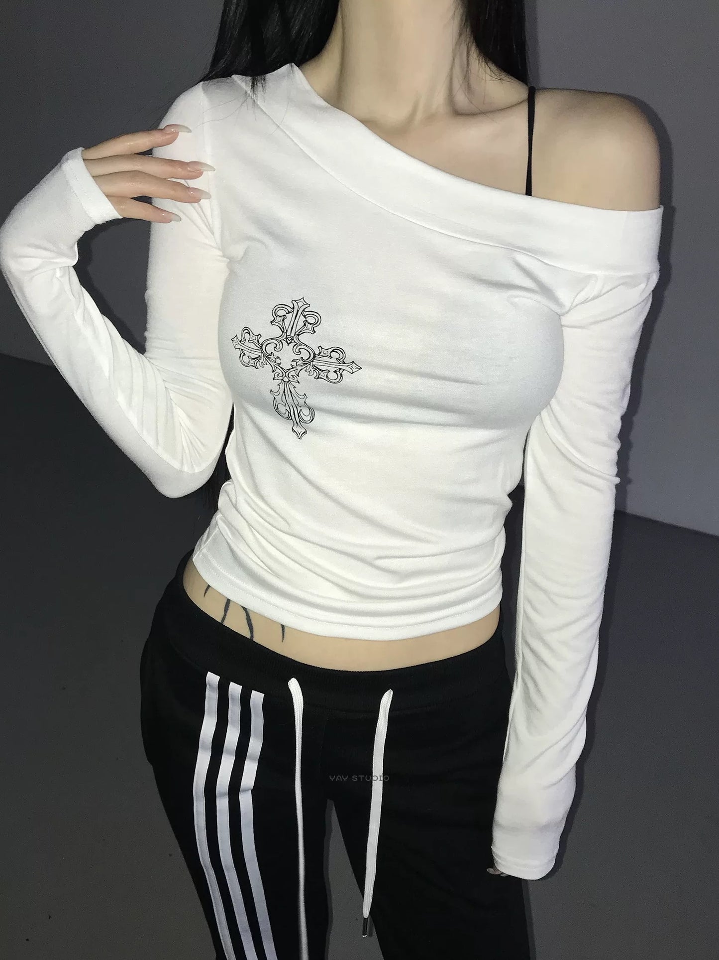 斜領露肩印花長袖