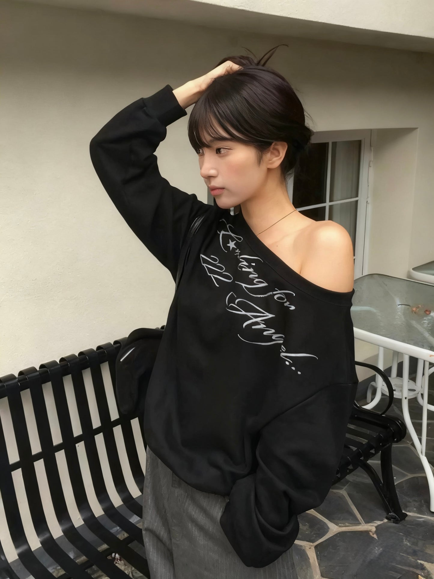 222 Off-shoulder sweatshirt