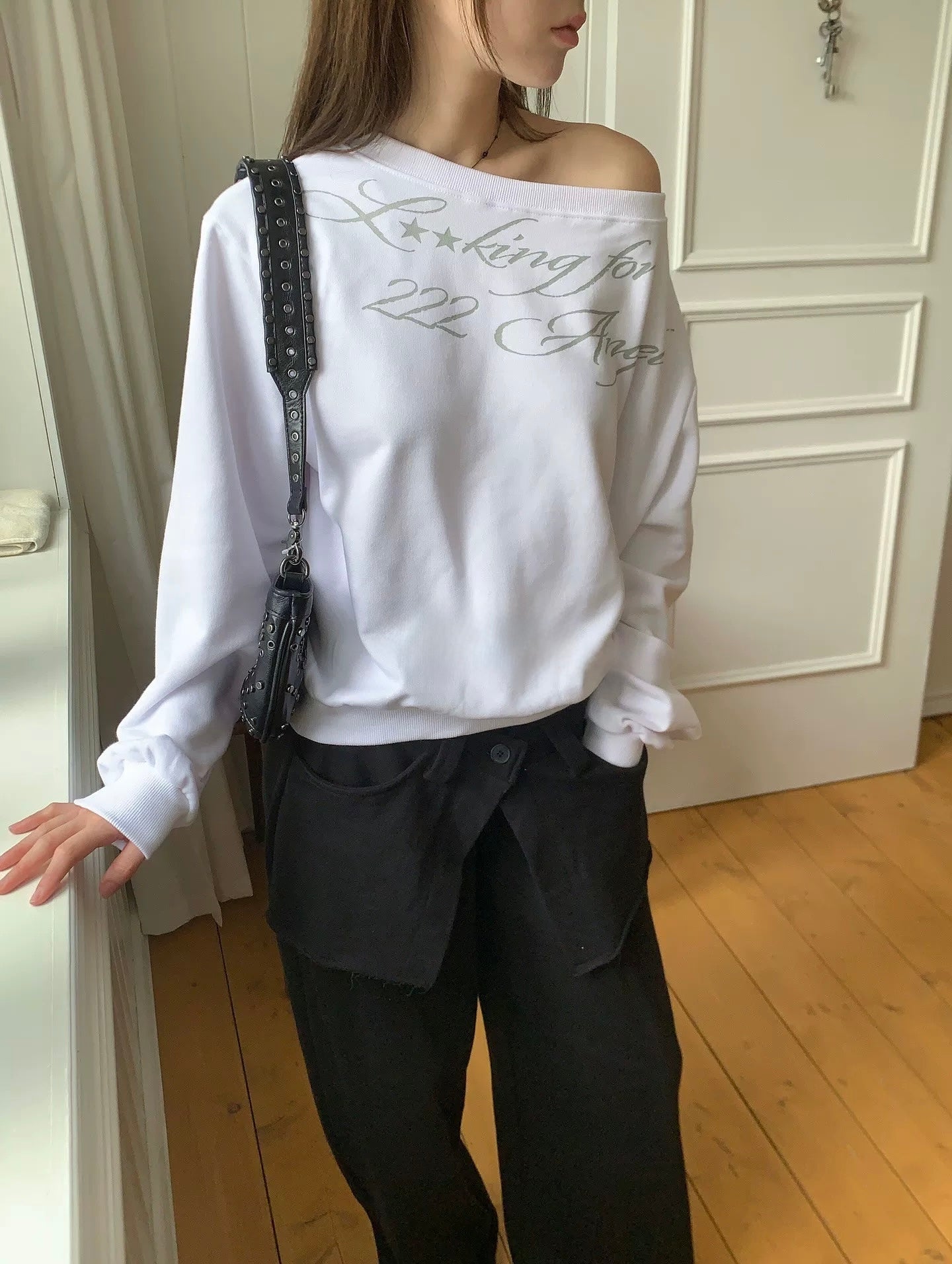 222 Off-shoulder sweatshirt