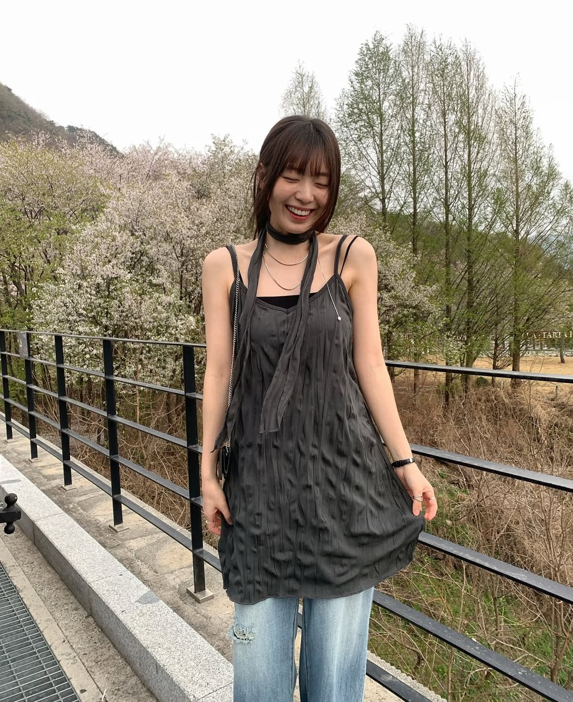 層疊褶皺領帶連身裙