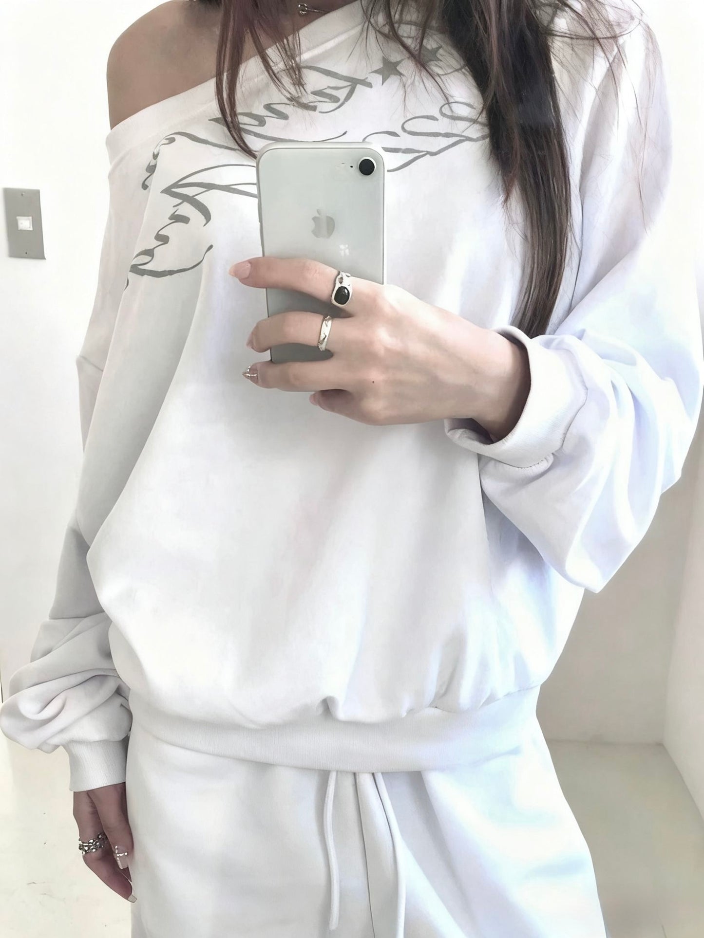 222 Off-shoulder sweatshirt