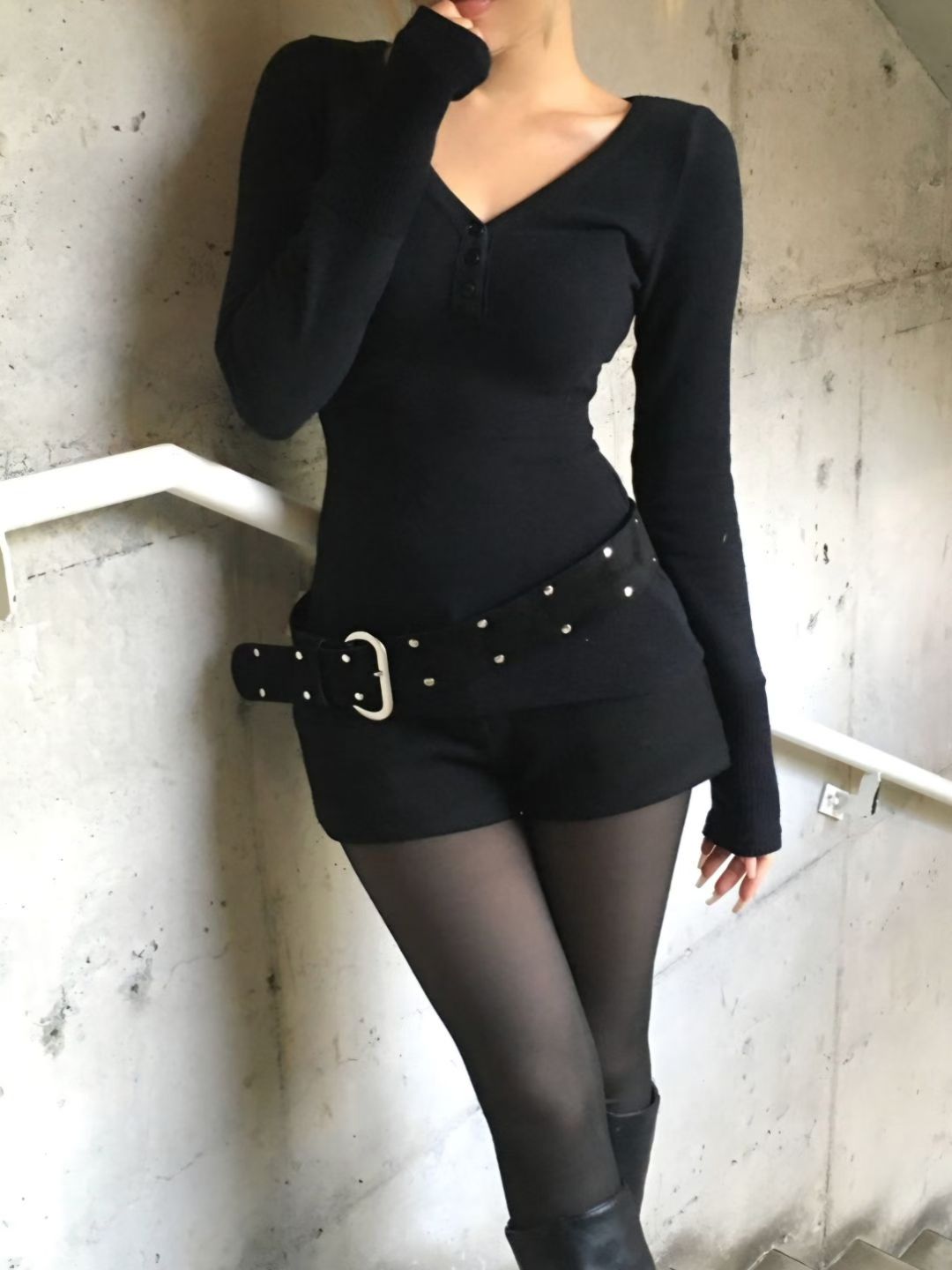 V-neck fitted thin top